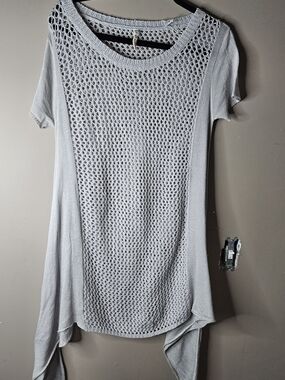 POL Light Gray Open-Knit Short Sleeve Tunic Size S ptp 19" Has Some Loose Thread